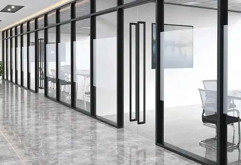 鄭州辦公室隔斷怎么選？玻璃 vs 木質(zhì) vs 石膏板對比